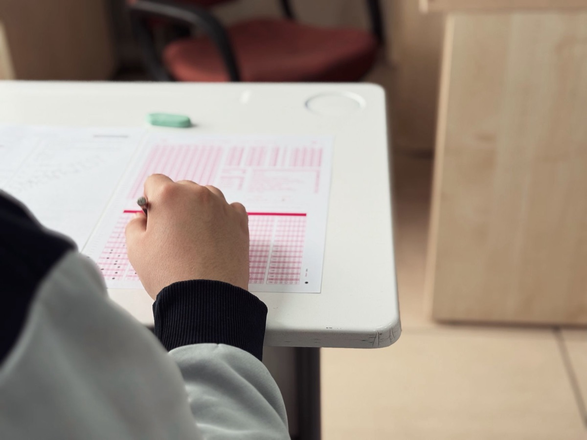 Livres de préparation aux examens SAT et ACT sur un bureau.