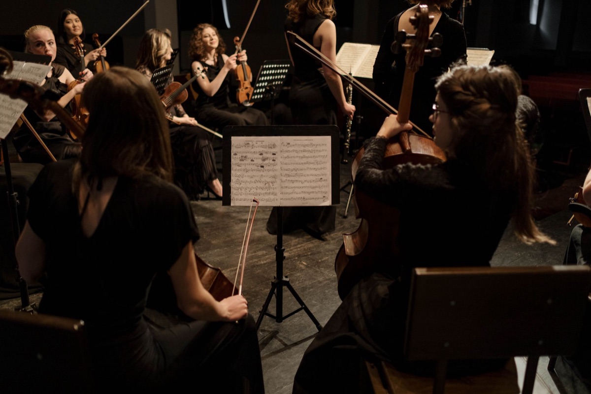 Instruments de musique et trophées symbolisant les activités extrascolaires.