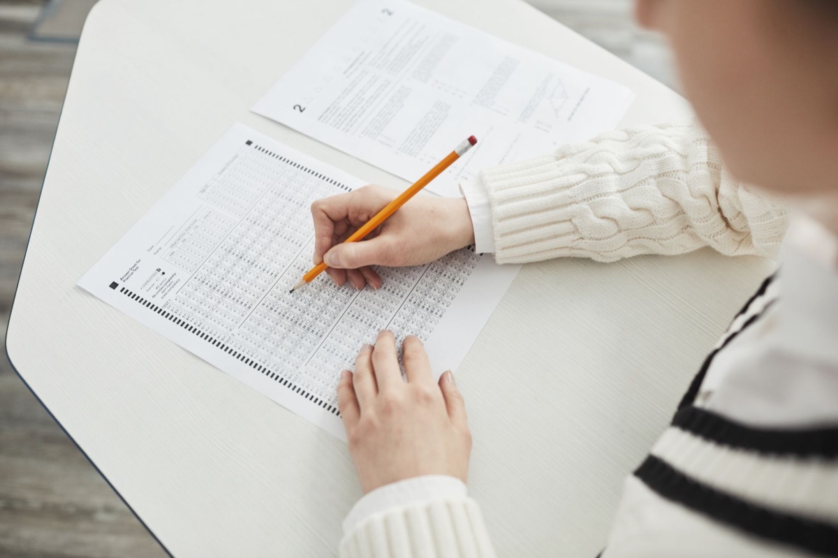 SAT 및 TOEFL 성적표를 상징하는 서류와 점수 데이터