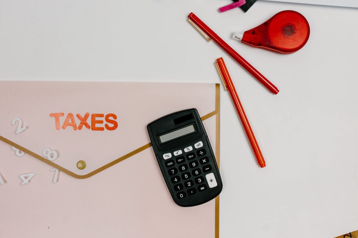 Materiais de estudo para exames SAT e ACT.