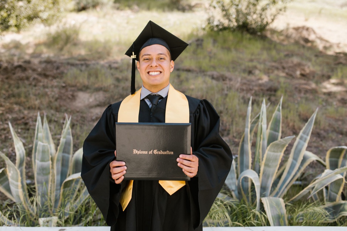  Graduado universitario con diploma y sombrero de graduado