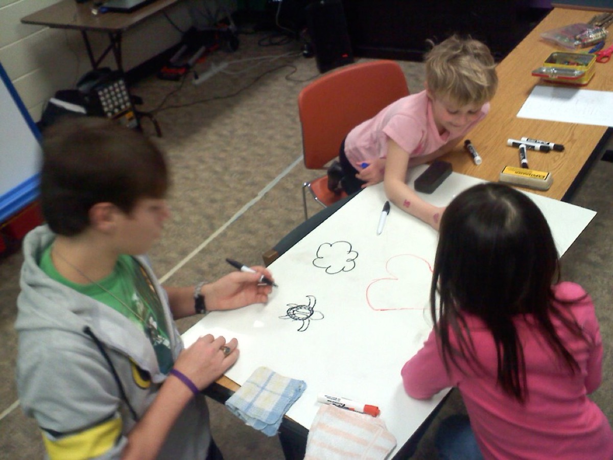 Klasse mit Whiteboard und Tischen