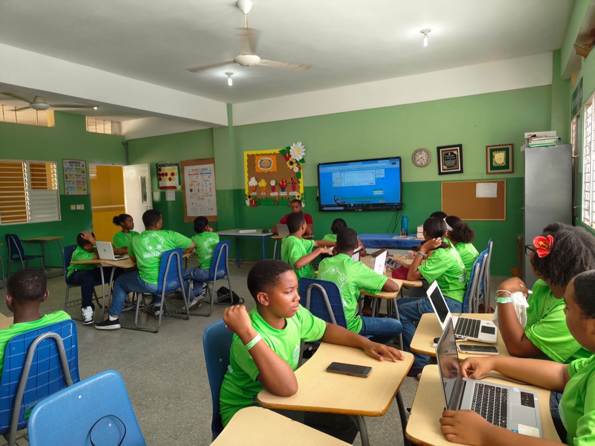 enseignant dans une salle de classe