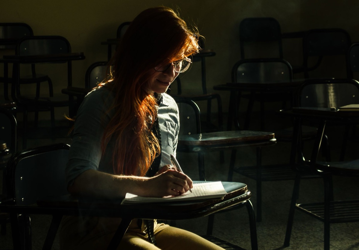 Estudiante estudiando bajo la luz del atardecer