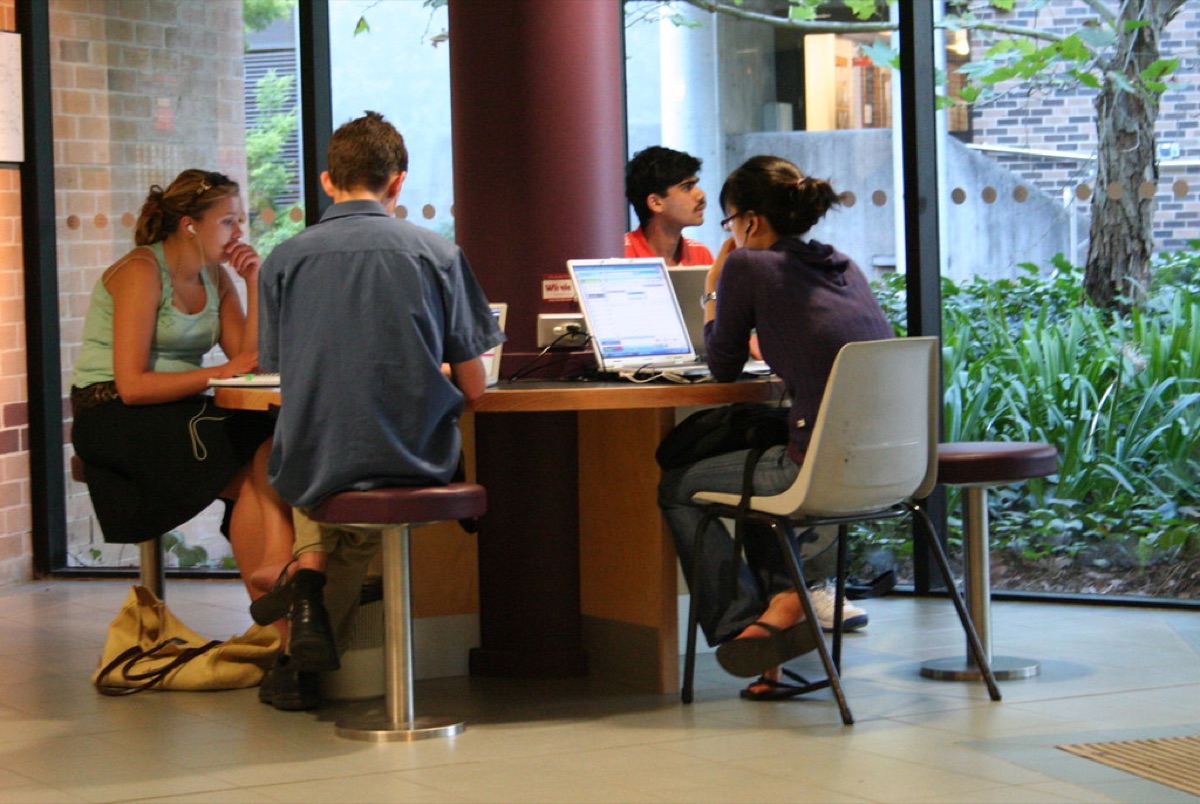 Estudiante con laptop